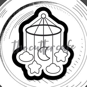 Pode incluir: Ilustração de arte de linha em preto e branco de um móbile para bebê com um círculo, nuvens, estrelas e uma lua crescente.