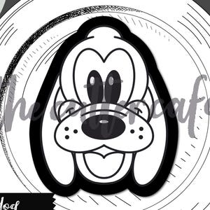 Peut inclure: Emporte-pièce noir et blanc en forme de visage de chien de dessin animé. Le découpoir est sur une assiette blanche avec le texte "the cutter cafe" et "pet dog". Une tasse de café est dans le coin supérieur gauche.