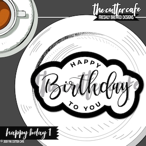 K&ouml;nnte beinhalten: Schwarzwei&szlig;es Grafikdesign einer Wolke mit dem Text "Happy Birthday to You" darin. Das Design befindet sich auf einem wei&szlig;en Teller mit einem schwarz-wei&szlig; gezeichneten Muster.