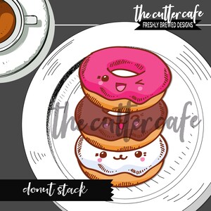 Puede incluir: Una pila de tres donuts con caras lindas en un plato blanco. El donut de arriba es rosa con glaseado blanco, el donut del medio es marrón con glaseado blanco y el donut de abajo es blanco con glaseado rosa. El texto "donut stack" está escrito debajo del plato.