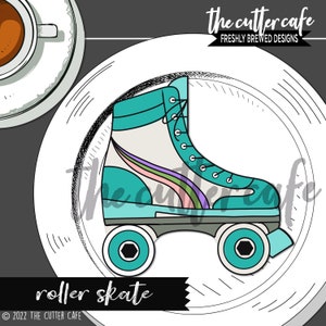 Könnte beinhalten: Ein blaugrüner und weißer Rollschuh mit Regenbogenstreifen an der Seite. Der Schuh hat vier Rollen und steht auf einem weißen Teller. Der Text "roller skate" befindet sich unter dem Schuh und "the cutter cafe" befindet sich oben rechts.