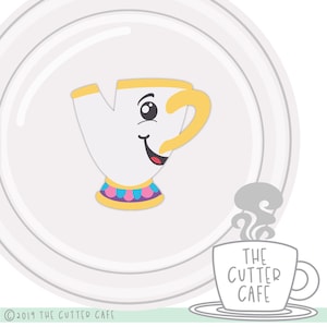 Peut inclure: Une tasse à thé blanche avec une anse jaune et un visage souriant. La tasse à thé est sur une assiette blanche avec un motif circulaire gris. Le texte "THE CUTTER CAFE" est sur une tasse à café grise avec de la vapeur qui s'en échappe.