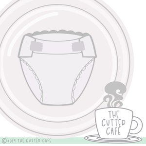Peut inclure: Une couche blanche avec un contour gris et deux languettes grises sur le devant. La couche est sur une assiette blanche avec un motif circulaire gris. Une tasse à café grise avec le texte "THE CUTTER CAFE" est sur une soucoupe grise.