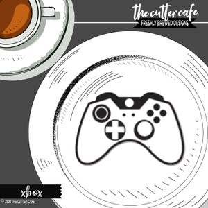 Może przedstawiać: Czarno-biała ilustracja kontrolera Xbox na białym talerzu z czarno-białą, szkicowaną ramką. Tekst "the cutter cafe" i "freshly brewed designs" znajduje się w górnej części obrazu. Tekst "xbox" i "© 2020 THE CUTTER CAFE" znajduje się w dolnej części obrazu.