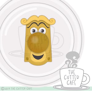 Può includere: Un'illustrazione di un pomello per porta con un viso sorridente e un grande naso rotondo marrone. Il pomello della porta è dorato e ha due piccole viti sul lato. Il testo "The Cutter Cafe" è scritto in bianco su una tazza di caffè grigia con vapore che esce dalla parte superiore.