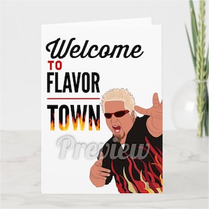 Puede incluir: Una tarjeta de felicitación con una ilustración de dibujos animados de un hombre con cabello rubio y barba, que lleva gafas de sol y una camisa negra con llamas rojas y amarillas. El texto de la tarjeta dice "Welcome to Flavor Town".