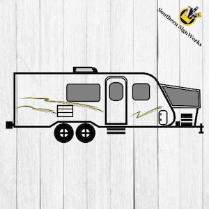 Puede incluir: Un dibujo lineal en blanco y negro de una caravana. La caravana tiene dos ejes, ventanas, una puerta y diseños decorativos dorados. La imagen está sobre un fondo blanco con vetas de madera.