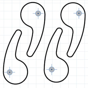 Puede incluir: Cuatro contornos negros de una letra estilizada 'S' con un círculo en el centro de cada forma.