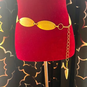 Matte Gold Chain Belt---Ladies&#39; Mod Chain Belt---1970s Vintage Matte Gold Chain Belt---Belt with Oval Gold Shapes---Gold Abstract Tassel