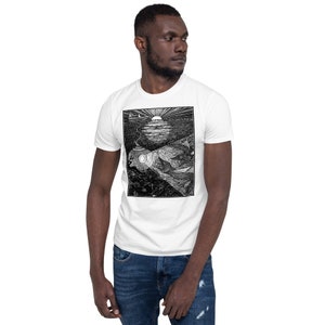 Puede incluir: Una camiseta blanca con un estampado gráfico en blanco y negro de un paisaje surrealista con un sol, un barco y una figura con una cabeza grande.