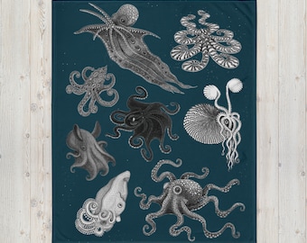 Op de afbeelding: Een tealblauwe achtergrond met zwart-wit illustraties van verschillende koppotigen, waaronder octopussen, inktvissen en nautilus. De illustraties zijn gedetailleerd en ingewikkeld, en tonen de unieke kenmerken van elk wezen.
