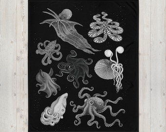 Op de afbeelding: Zwart-witte illustratie van verschillende soorten octopus en inktvis op een zwarte achtergrond. De illustratie is in vintage stijl.