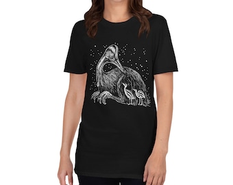 Op de afbeelding: Zwart T-shirt met een witte afbeelding van een cassowary met twee kuikens. De cassowary is een grote, niet-vliegende vogel die inheems is in Nieuw-Guinea en noordoostelijk Australië.