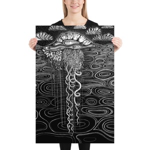 Puede incluir: Ilustración en blanco y negro de una carabela portuguesa, una medusa, con detalles intrincados. La medusa se representa con un cuerpo en forma de campana y largos tentáculos colgantes. El fondo presenta un patrón de agua en espiral.