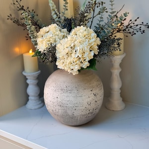 Gracie – Arreglo floral otoñal de seda de lujo / Hortensias blancas y eucalipto / Ramo de flores artificiales en jarrón de piedra