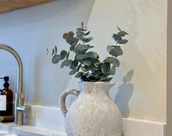 Stein Krug Vase - Beunruhigt Grau Beton Optik - Bauernhaus Neutral Wohnkultur - Vase mit Eukalyptus Stielen
