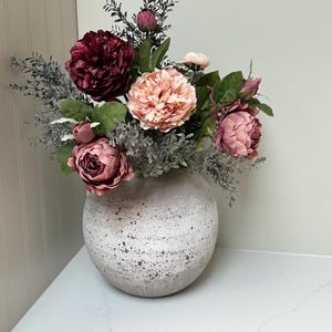 Arreglo floral otoñal de seda de lujo / Peonías ruborizadas y burdeos / Ramo de flores artificiales con jarrón opcional - Isabella