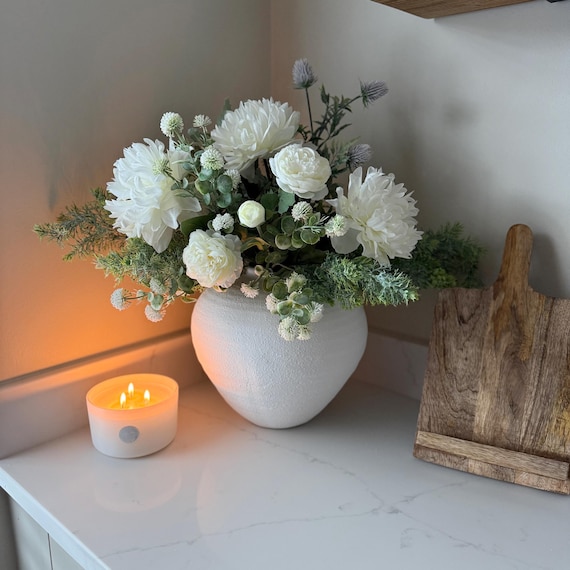 Blumenarrangement „Weiße Wiese“ – Handgefertigtes Luxus-Seidenblumenarrangement | Kunstblumen mit optionaler Vase