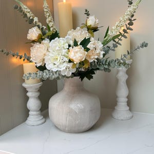 Olivia – Arreglo floral de lujo con peonías blancas, hortensias y eucalipto en jarrón de piedra Bloomville / Ramo de boda de flores artificiales