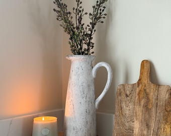 Große rustikale Steinkrugvase - beunruhigter grauer Betoneffekt mit Herbstbeerenstengeln - Bauernhaus-neutrales Wohndekor