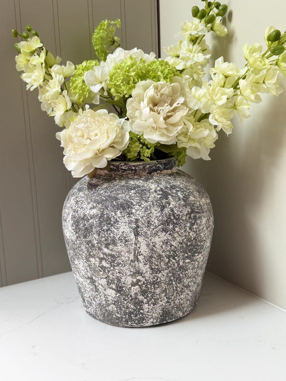Faux arrangement de luxe fait main de pivoines blanches et d'hortensias dans un vase en pierre vieillie | Bouquet de fleurs artificielles avec