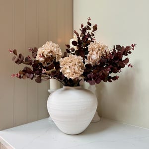 Arreglo floral de lujo hecho a mano en seda para otoño e invierno / Ramo de hortensias artificiales secas en tonos burdeos y rosa con jarrón blanco - Nala