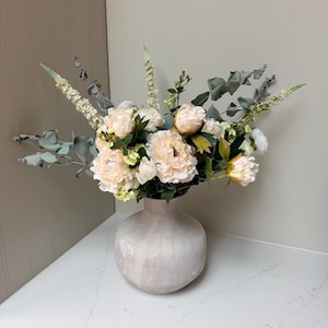 Ophelia – Arreglo de lujo de peonías blancas y eucalipto / Ramo de flores artificiales con jarrón opcional