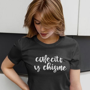 Camiseta Cafecito y Chisme: Camiseta de café latina divertida