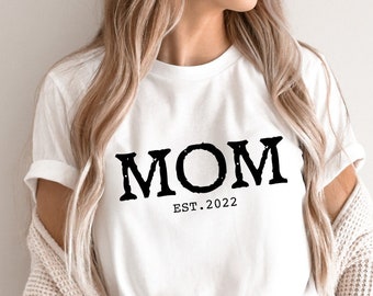 Chemise personnalisée « Mom Est » : cadeau personnalisé pour nouvelle maman