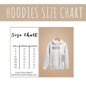 K&ouml;nnte beinhalten: Eine Gr&ouml;&szlig;entabelle f&uuml;r Hoodies mit Ma&szlig;en in Zentimetern. Die Tabelle umfasst die Gr&ouml;&szlig;en S bis 5XL und gibt Breite und L&auml;nge an. Ein hellgrauer Hoodie wird auf einem Kleiderb&uuml;gel gezeigt, mit Linien, die die Breiten- und L&auml;ngenma&szlig;e angeben.