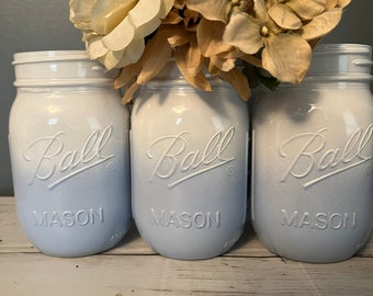 3 Ombre Blauw en Wit Geschilderde Mason Jar Centerpieces, Ombre Mason Jars, Baby Shower, Gender Reveal Centerpiece, Set van 3 Mason Jars