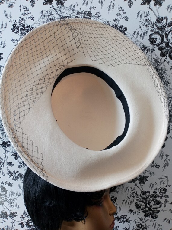 Vintage white hat with back trim - image 7