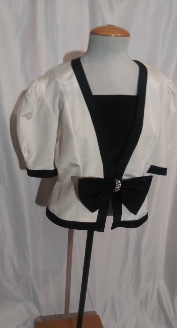 Vintage white top with black trim