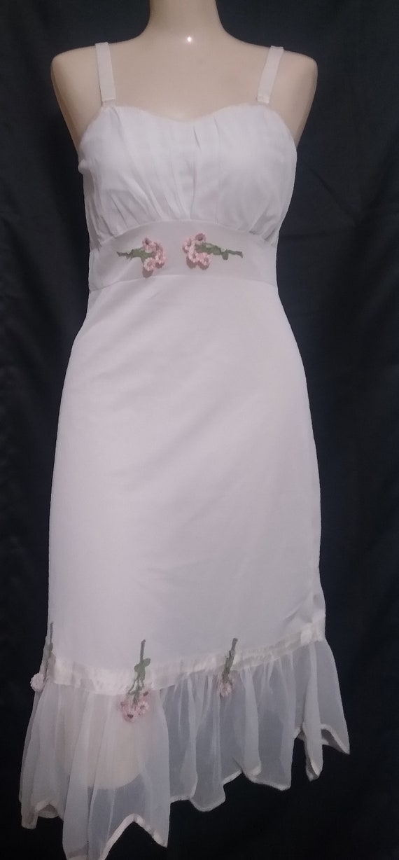 Vintage white sleeveless gown with appliques - image 3