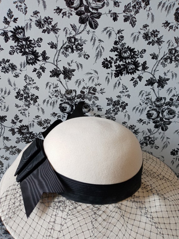 Vintage white hat with back trim - image 5