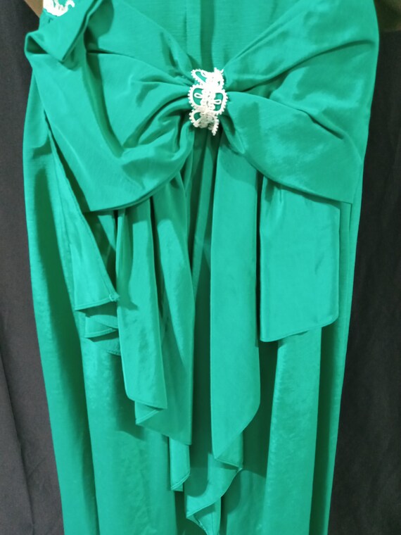 Vintage green sleeveless gown - image 8