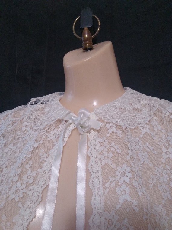 Vintage white lace cropped wedding jacket - image 4