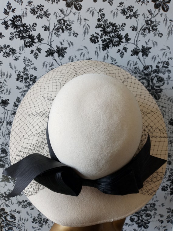 Vintage white hat with back trim - image 4