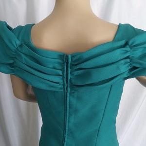 Vintage green off-shoulder formal dress image 5