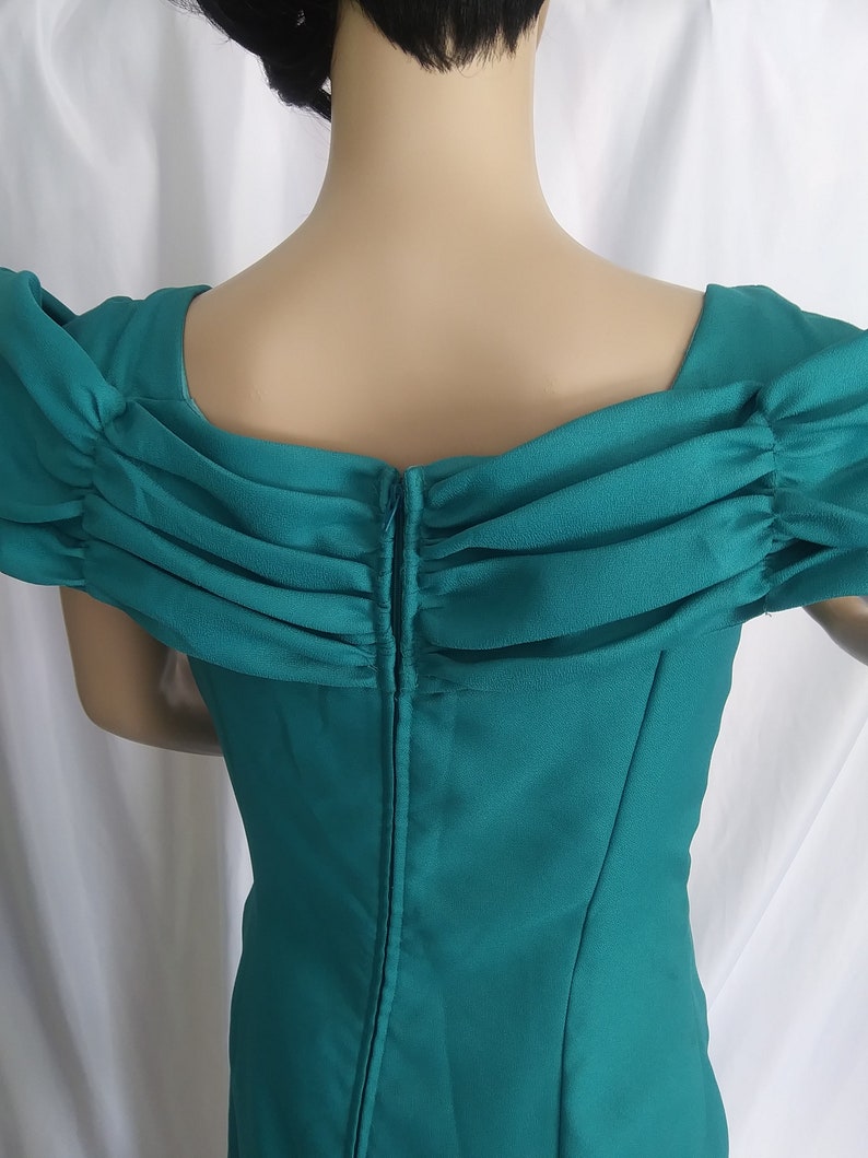 Vintage green off-shoulder formal dress image 5