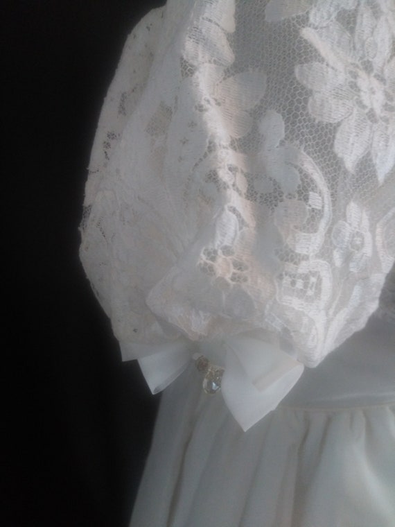 Vintage white lace short sleeve gown with veil - image 6