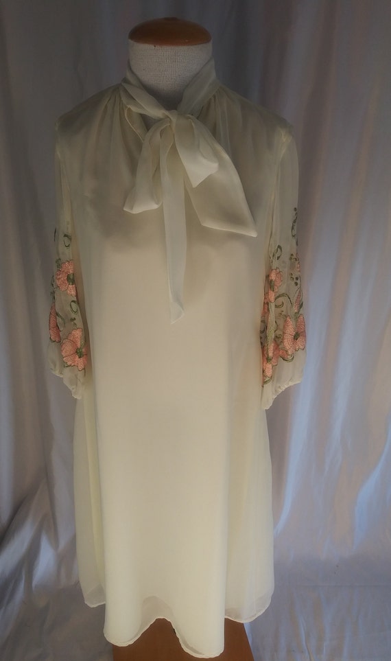 Vintage cream embroidered wedding dress - image 4