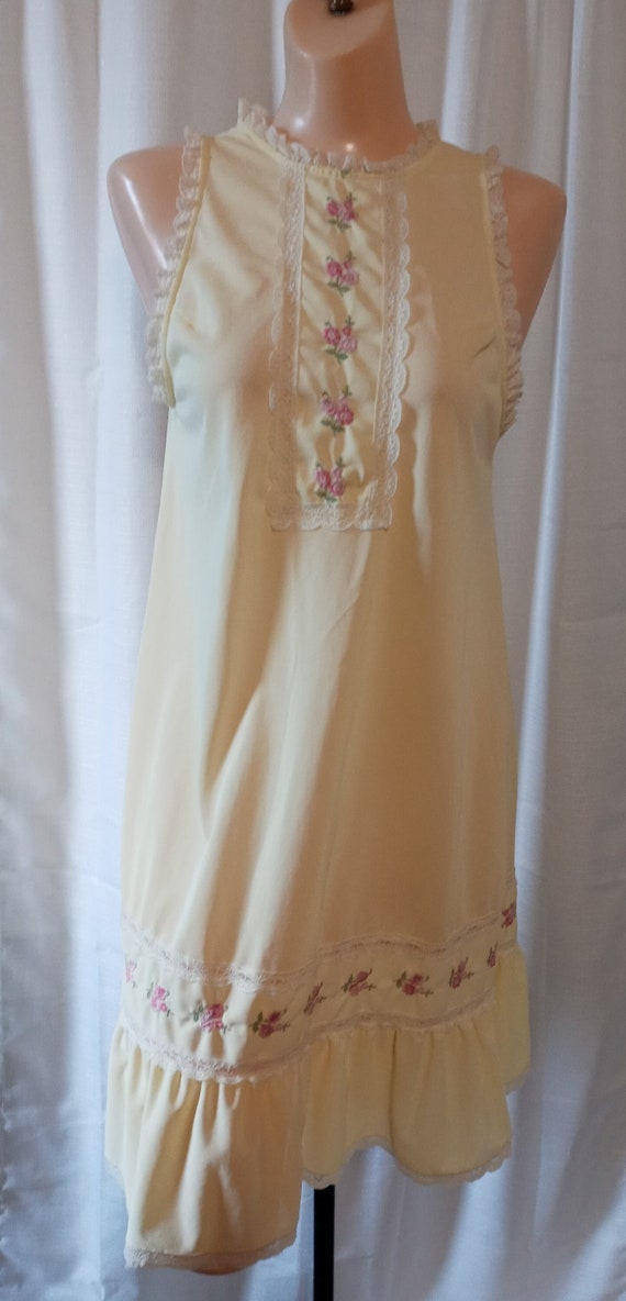 Vintage yellow sleeveless night gown