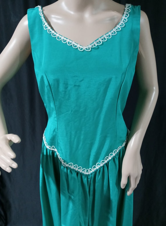 Vintage green sleeveless gown