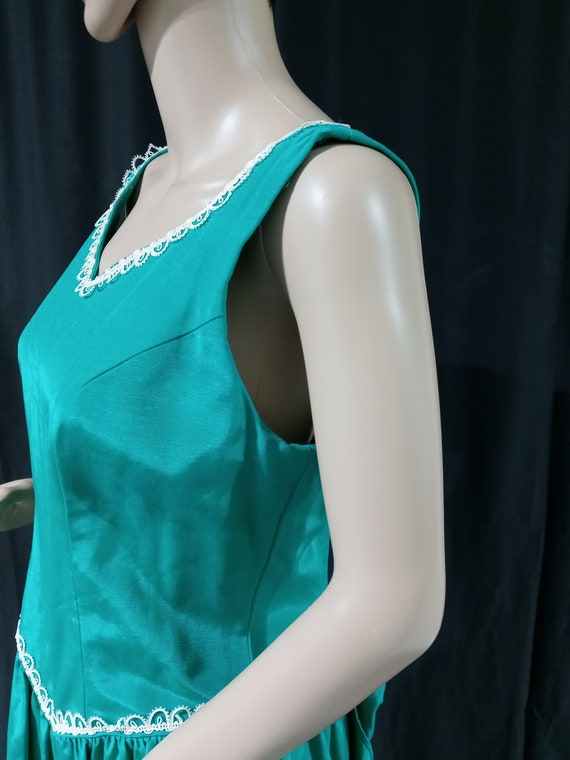 Vintage green sleeveless gown - image 5