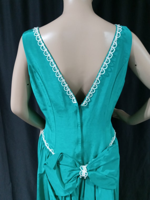 Vintage green sleeveless gown - image 7