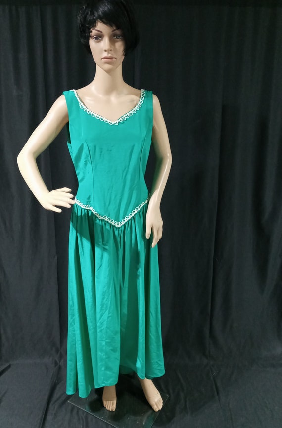 Vintage green sleeveless gown - image 4