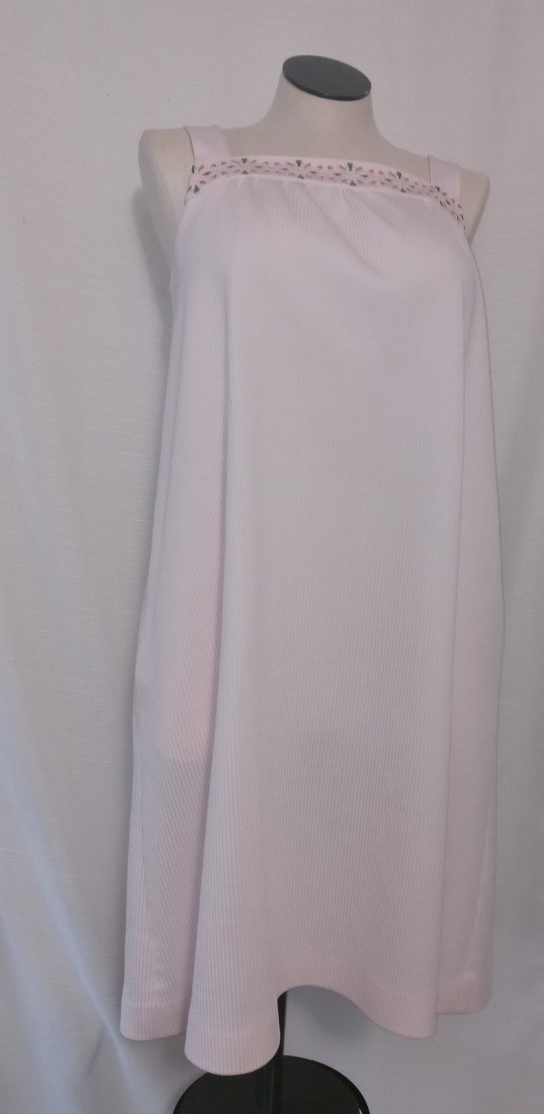 Vintage pale pink sleeveless house dress image 3