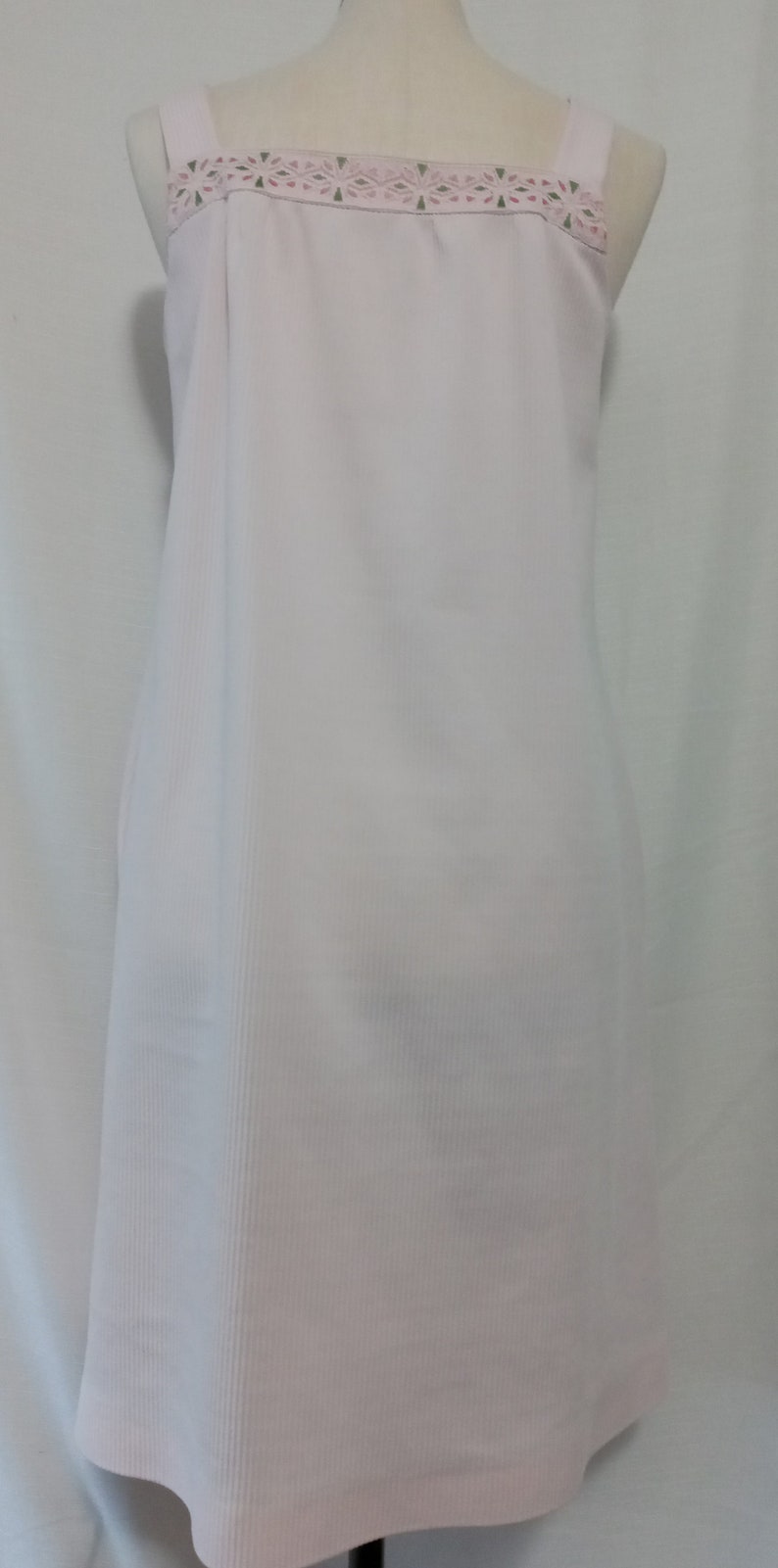 Vintage pale pink sleeveless house dress image 6