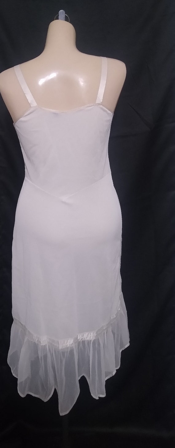 Vintage white sleeveless gown with appliques - image 8